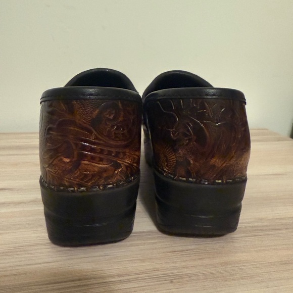Dansko Professional Women's Clogs Brown Leather Tooled Embossed Stapled Size 38 - Picture 4 of 10